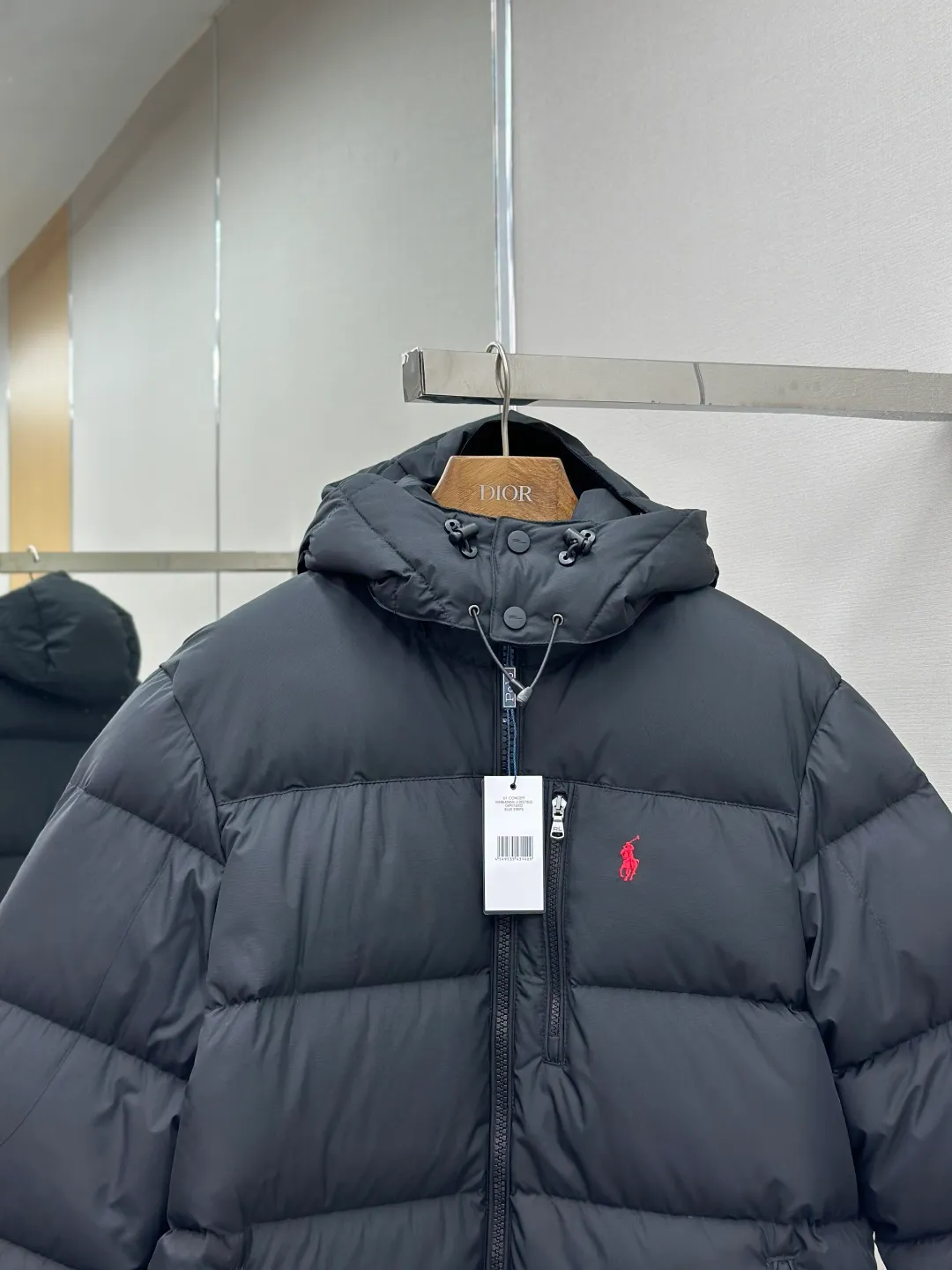 P950 Rah Lauren Classic Red Label Down Jacket. The nylon fabric has good windproof and waterproof properties, which can effectively block the intrusion of wind and rain from the outside and keep the inside dry. It is suitable for wearing in humid or rainy environments.  The chest label uses an imported MEO embroidery machine. It first scans the original pattern and then uses high-quality silk thread to make a pattern. The density effect is adjusted by continuous pattern making.  Detachable: Equipped with detachable nylon, users can easily disassemble or install it according to weather changes or personal preferences, which is both practical and convenient.  Exquisite details: the zipper design is simple and elegant, easy to operate; the closing design of the cuffs and hem effectively prevents the intrusion of cold wind, improving the warmth and comfort of wearing.   High-quality filling: 90 white duck down is selected, with a weight of 260g, ensuring excellent thermal insulation performance. After strict screening and treatment, the velvet is not easy to drill, ensuring durability. The hangtags, wash marks, air holes, and snap buttons are all custom-made from original molds.    Size: S-XL